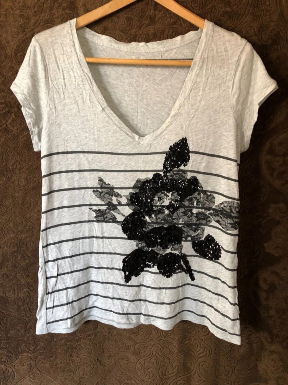 Express Y2K Sequined Floral T-Shirt V-neck Gray Stripes Women's Size L